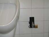 Gesicherter Wasserhahn in Toilettenräumen