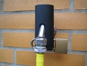 Nutzung der Wasserhahnverschlusskappe an einer Hausaußenwand
