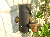 Die Wasserhahnverschlusskappe wird einfach von oben aufgesteckt