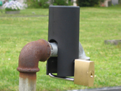 Gebrauchsmöglichkeit der Wasserhahnverschlusskappe auf einem Friedhof